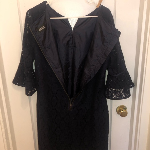 Elegant dark blue Lace Dress by Adrienne Papell . Classic dress with bell sleeve - Picture 5 of 7